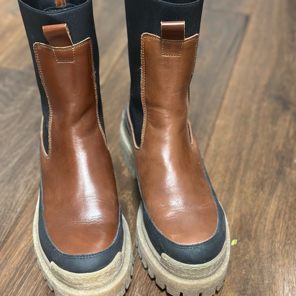 Trendy Lug Sole boots go with everything! Excellent quality. Barely worn. Enjoy - Picture 3 of 4